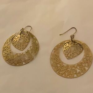 ROUND CUTOUT, FILIGREED WIRE HOOK DROP FASHION EARRINGS.